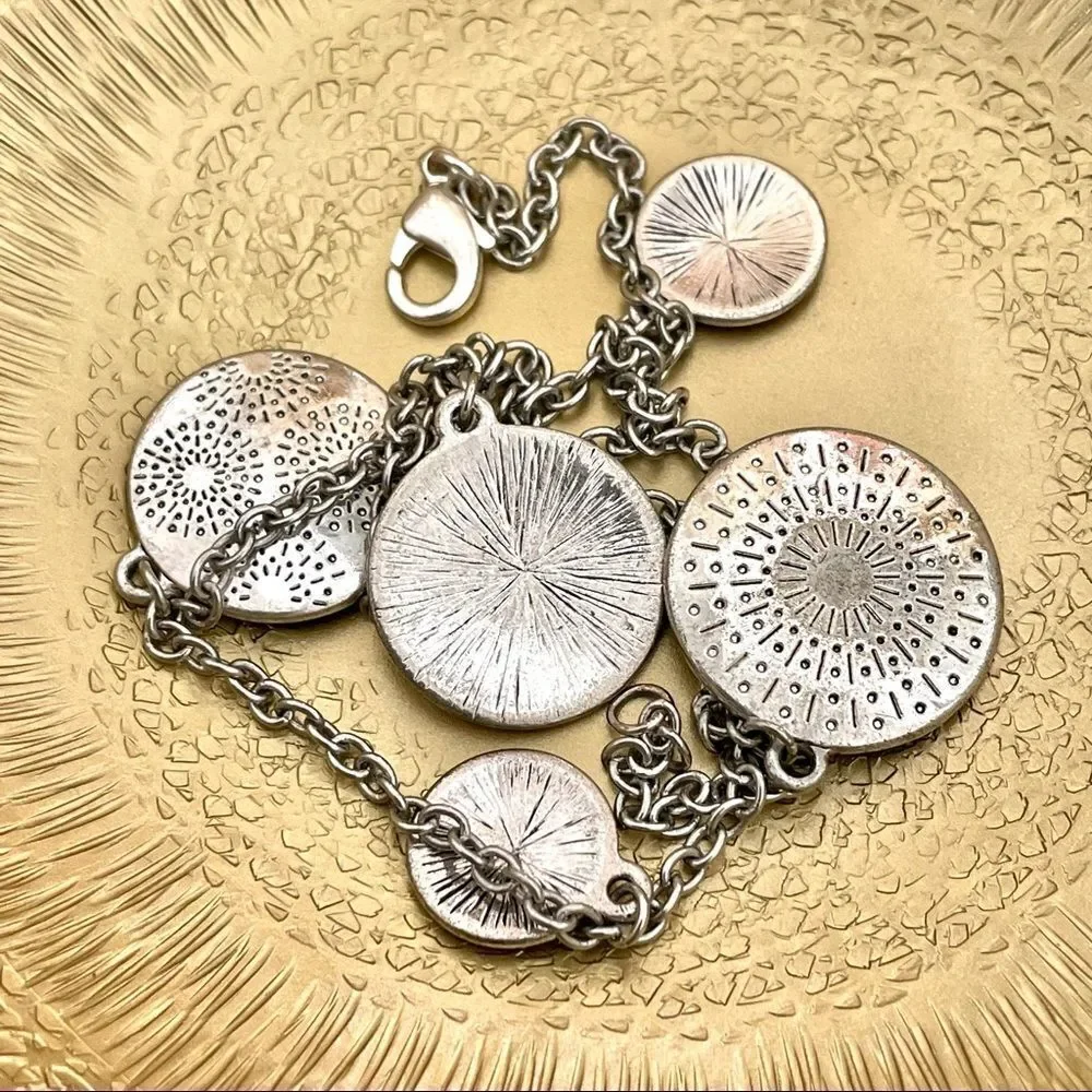 Silver tone disc necklace silver tone