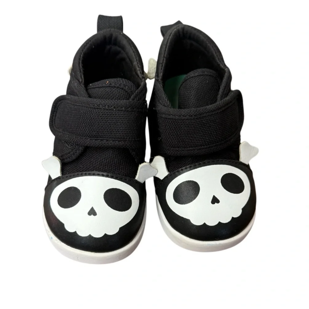 Ikiki Skull & Cross Bones Squeaky Pirates Shoes-Size 4