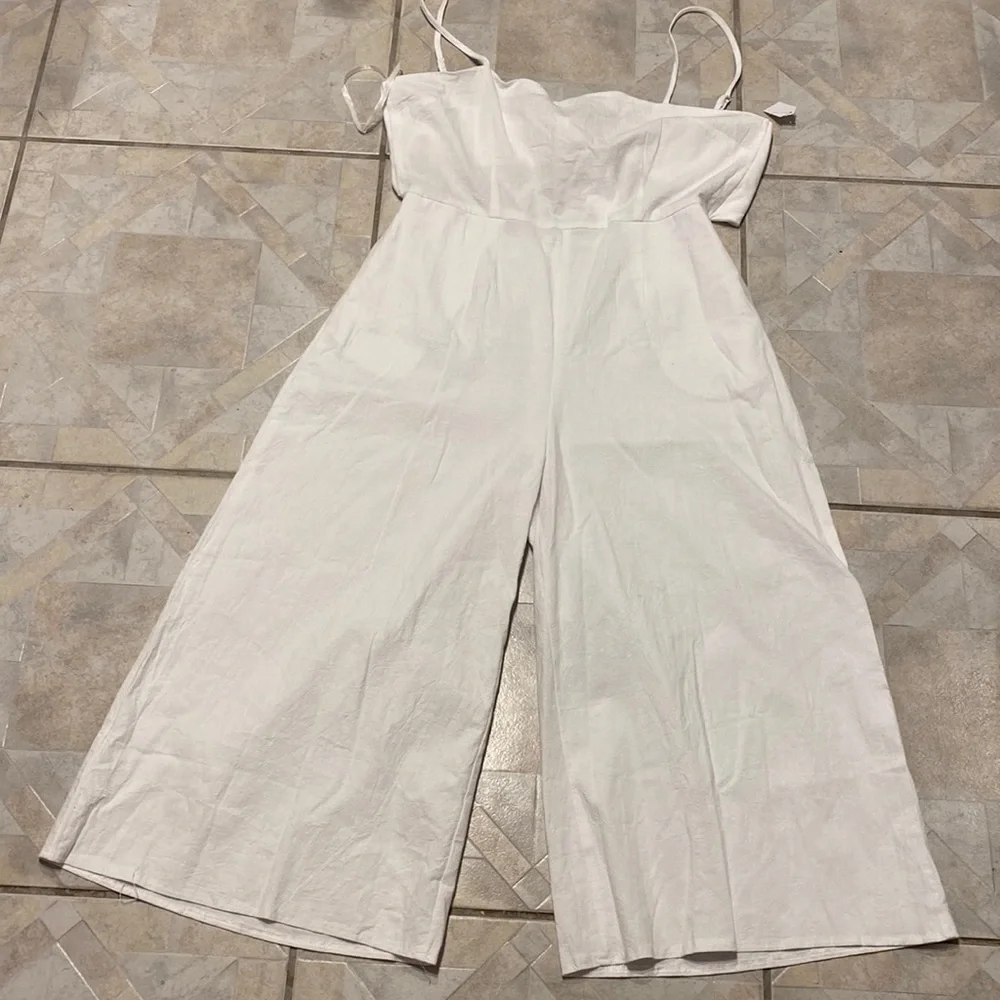 Y womens Polly solid white capris zipper sleeveless jumper size 14.  EUC
