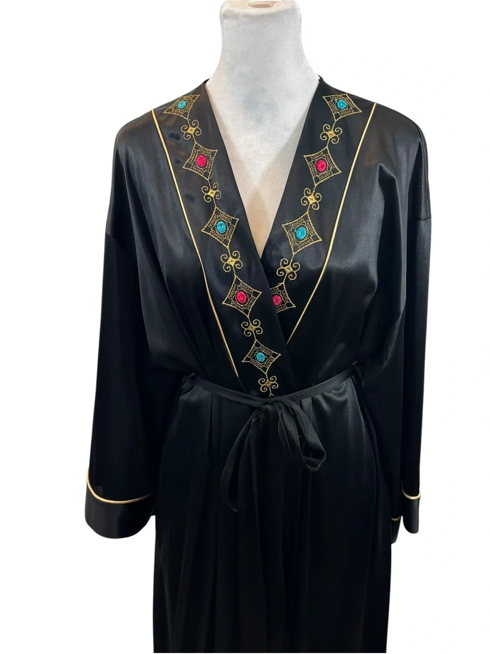 RARE Vintage 1970’s‎ Vanity Fair Black Robe w/Embroidered Detail Size Small