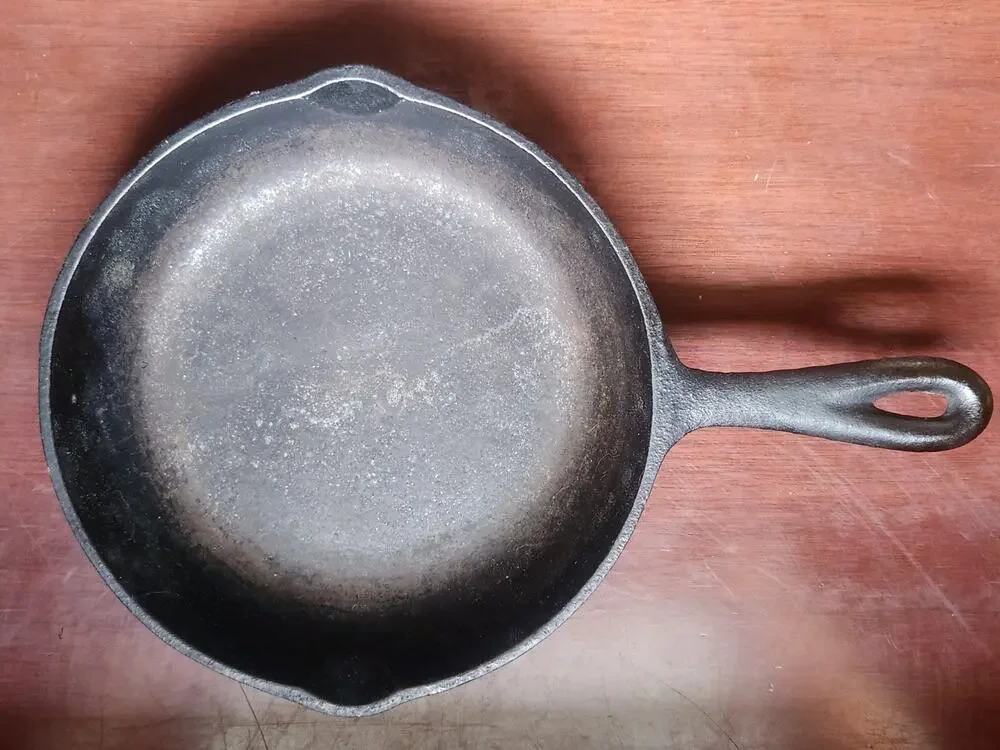Vintage Unmarked Cast Iron Skillet No. 6 Made in USA Seasoned