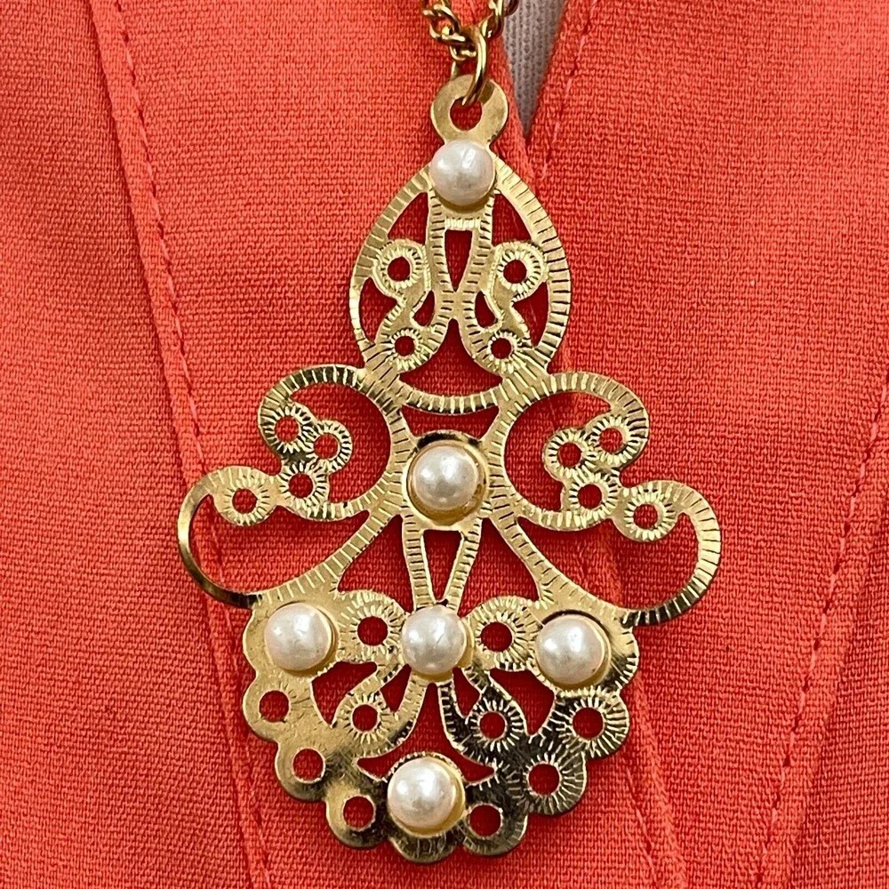 Unbranded gold tone