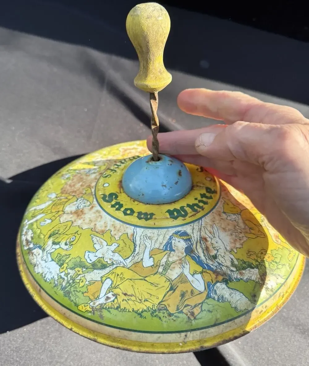 The J CHEIN & Company Early Disney Snow White & 7 Dwarfs Spin Top Tin Needs TLC