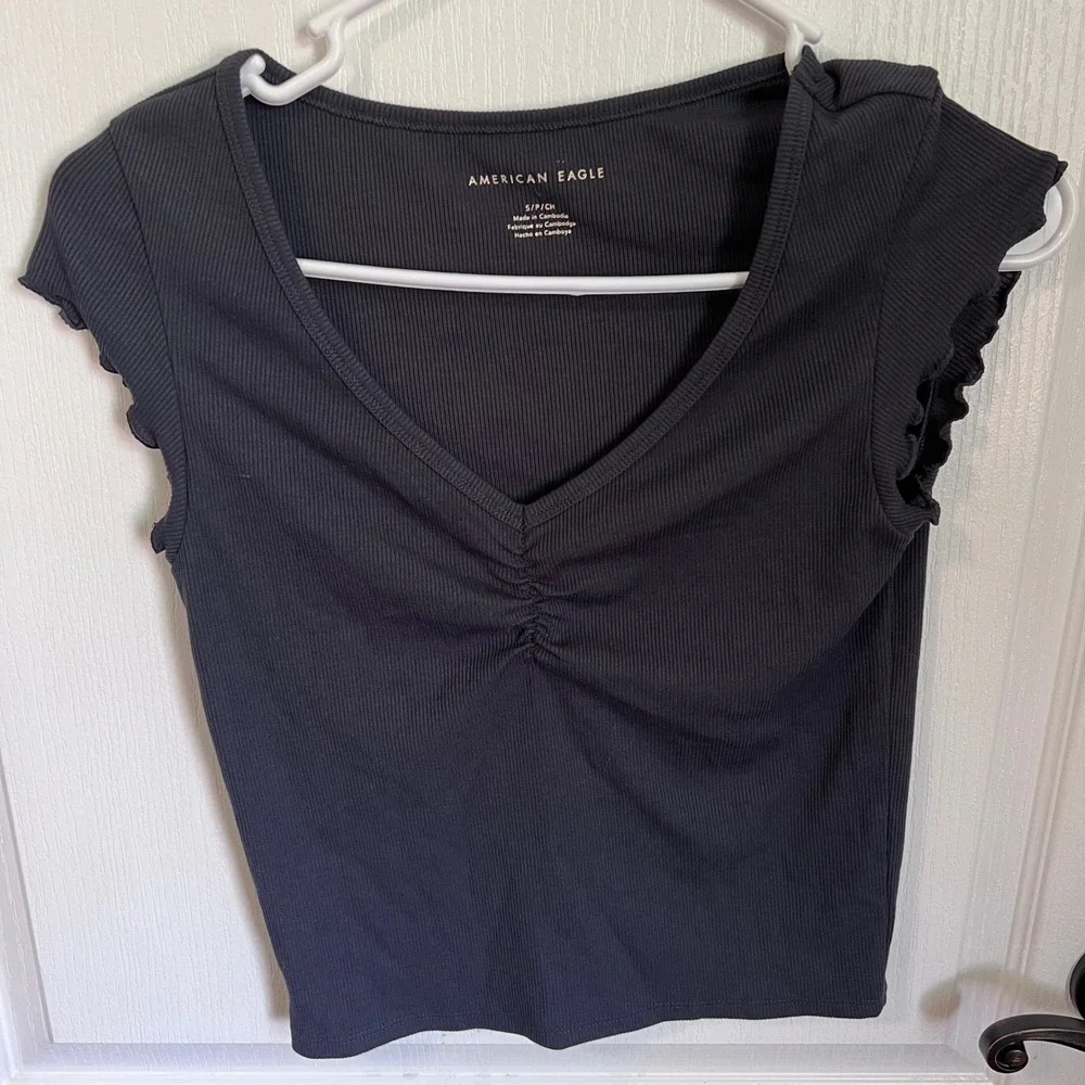 American Eagle‎ Charcoal Gray Ribbed Ruched V-Neck Lettuce Edge Top Size Small