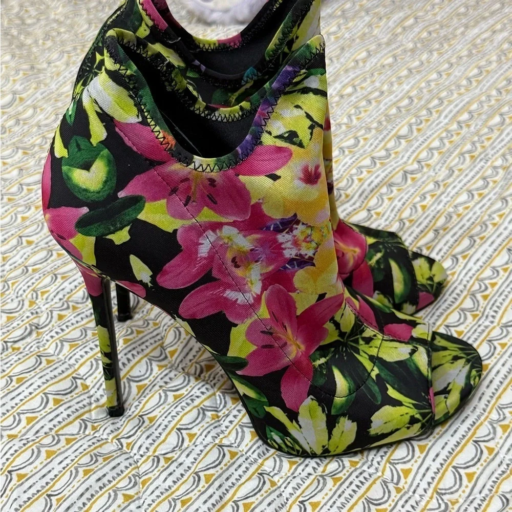 Steve Madden bold floral