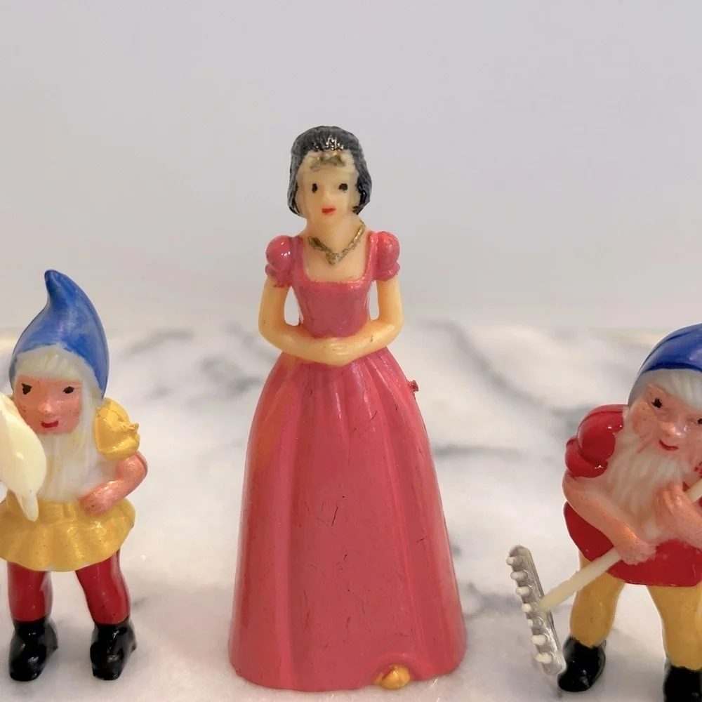 Snow White & 7 Dwarfs vintage snow