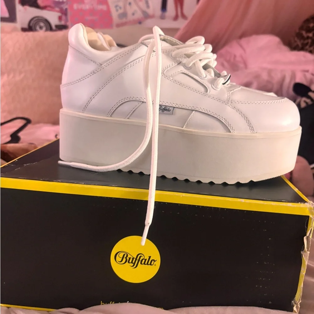 Buffalo London white platform