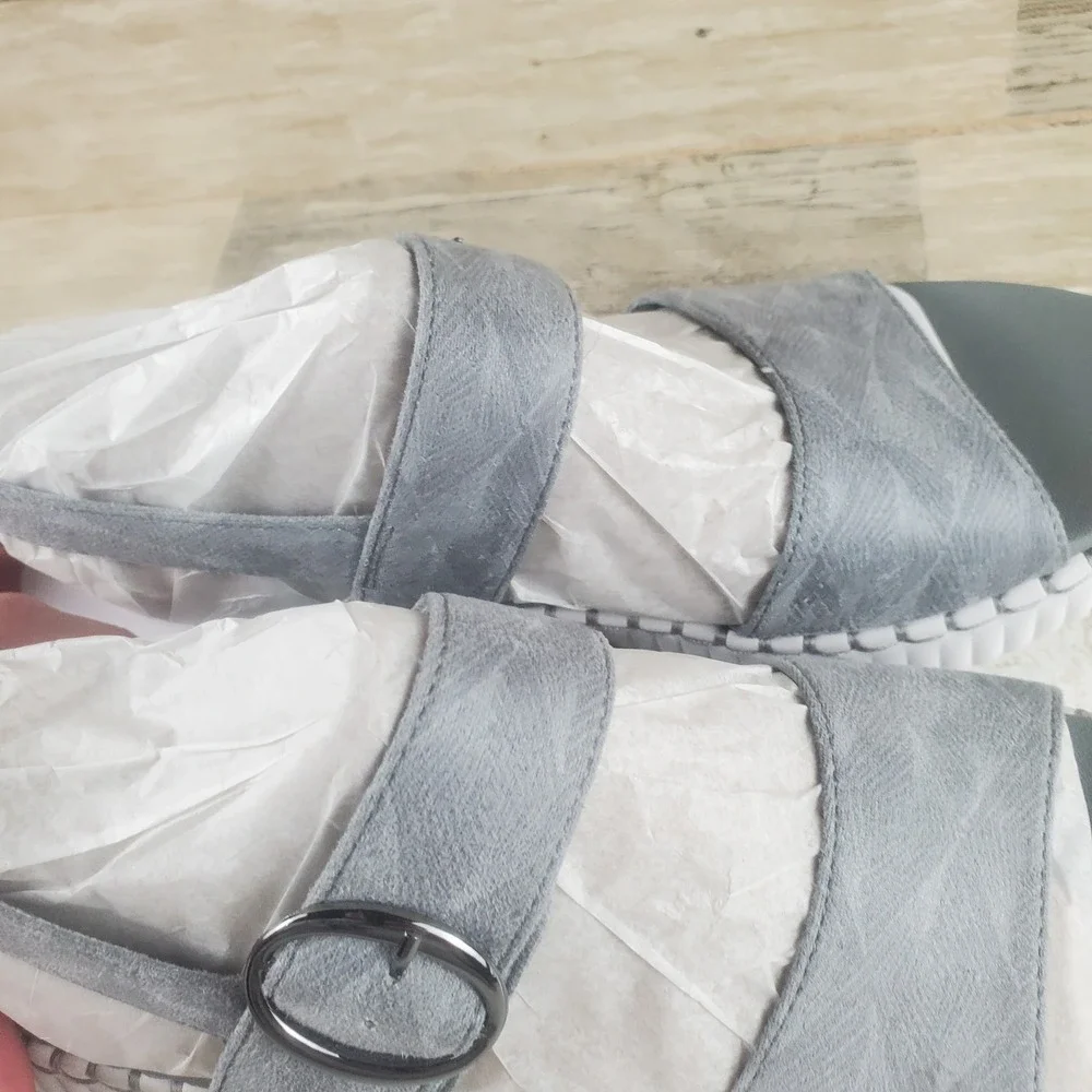 Skechers new without