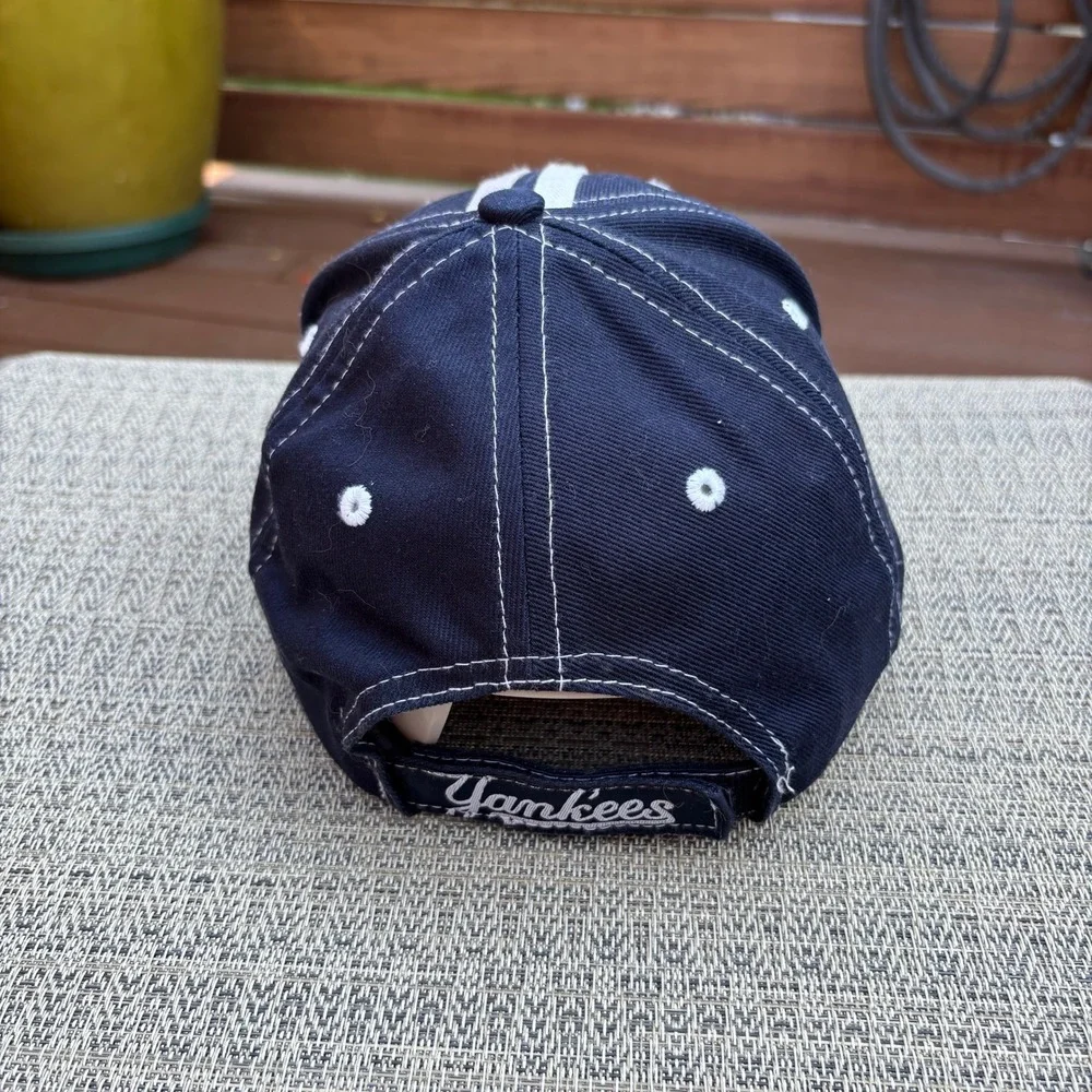 Mlb Genuine Merchandise embroidery baseball features