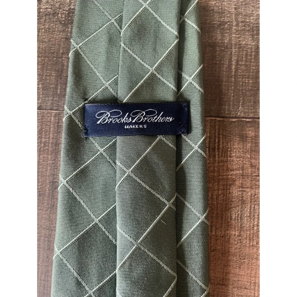 Brooks Brothers width usa geometric