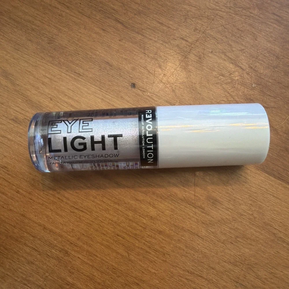 NEW Revolution‎ Eye Light Liquid Eyeshadow in Shine Metallic