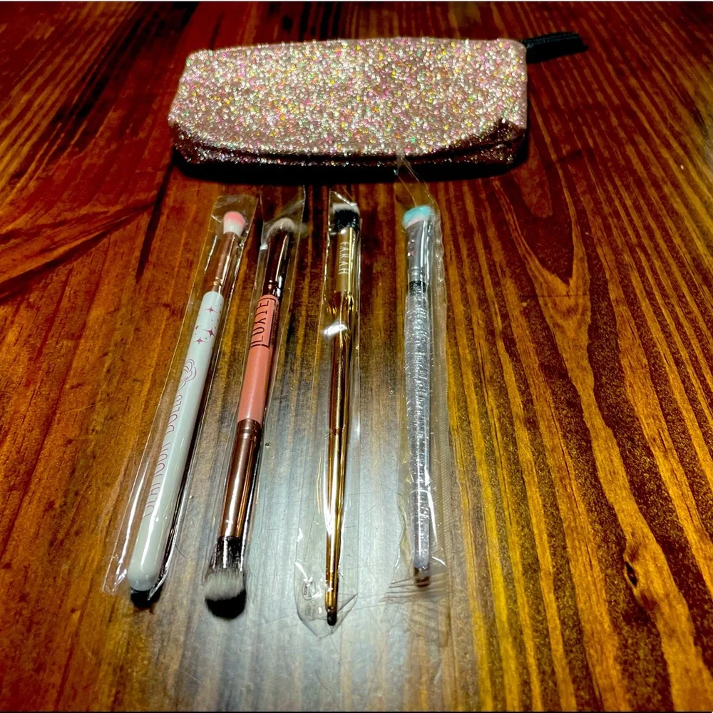NIP Glam Ipsy Bag with brushes