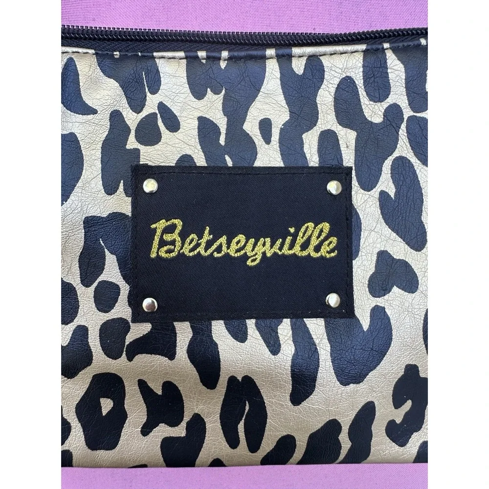Betsey Johnson **features **