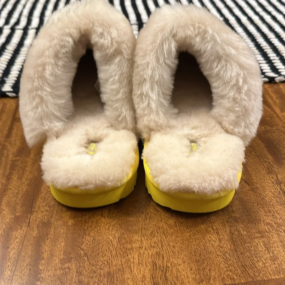 UGG new without