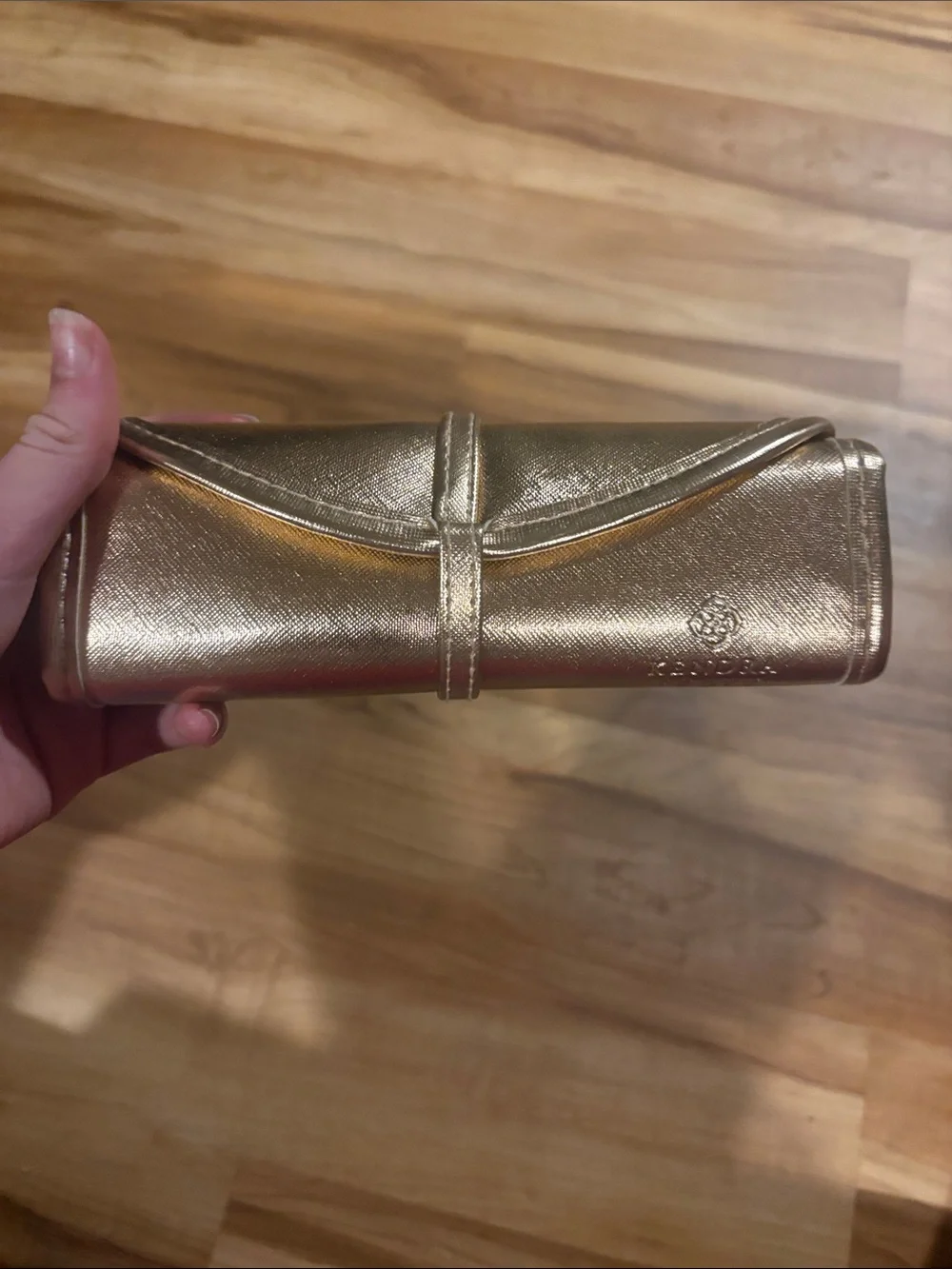Kendra Scott strap exterior