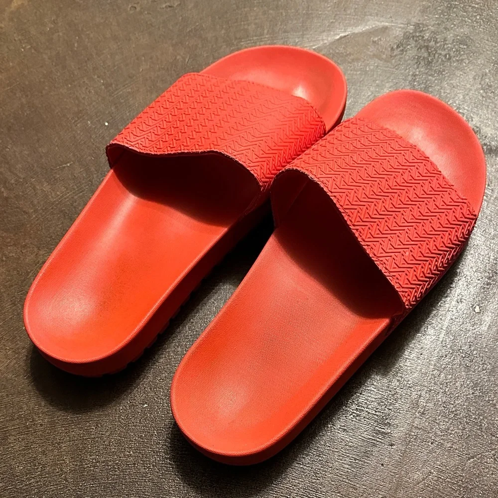 Aldo striking red