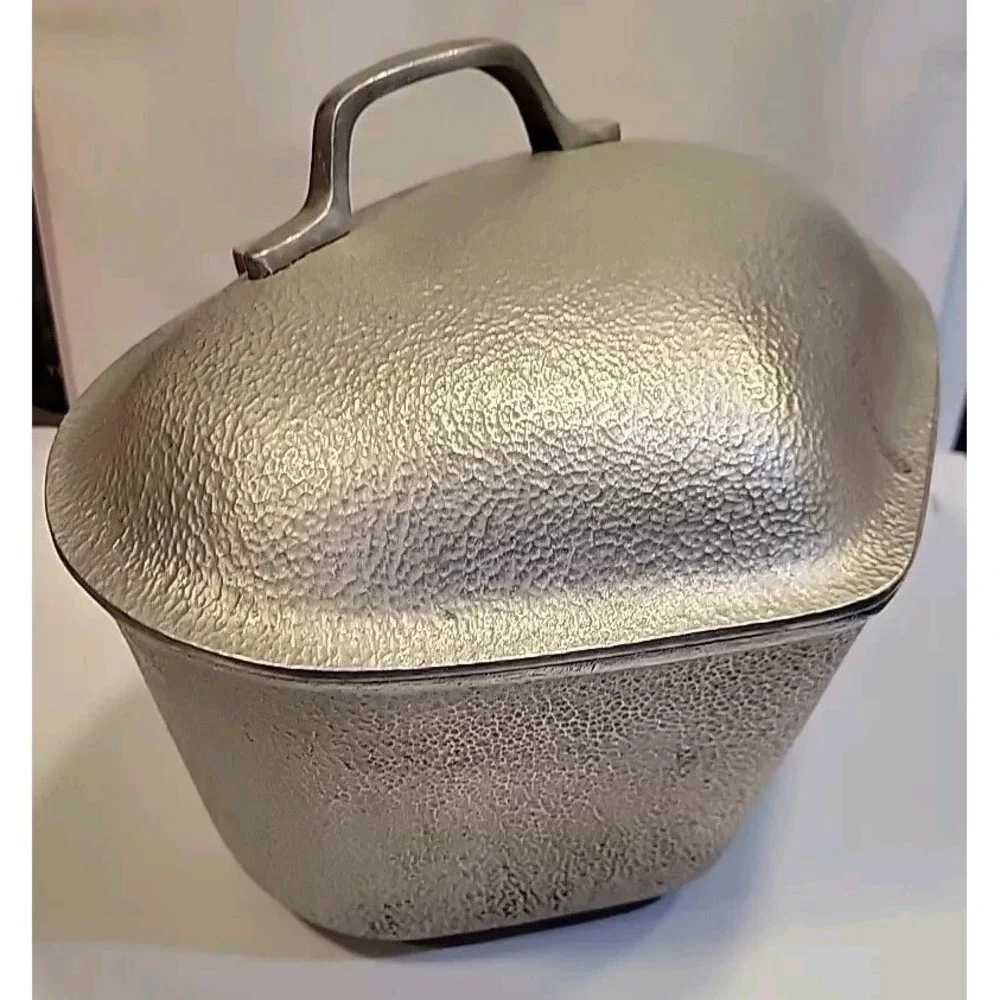 Silver‎ Seal Hammered Aluminum Triangle Pan with Lid Vintage 1930s