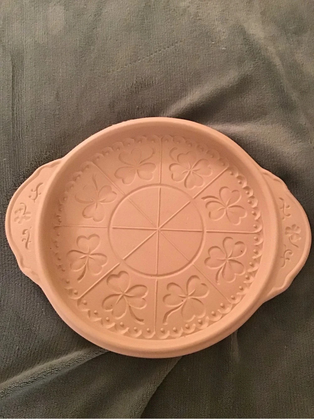 Ceramic Shortbread Pan in Neutral Gray - Decorative Clover Design