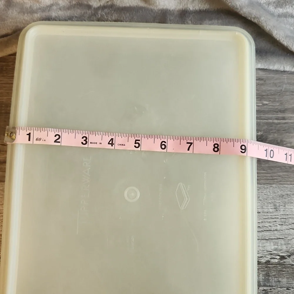 Tupperware rectangle container