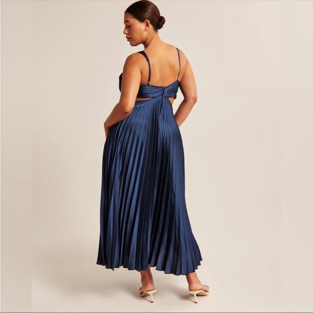 Abercrombie & Fitch sleeveless pleated