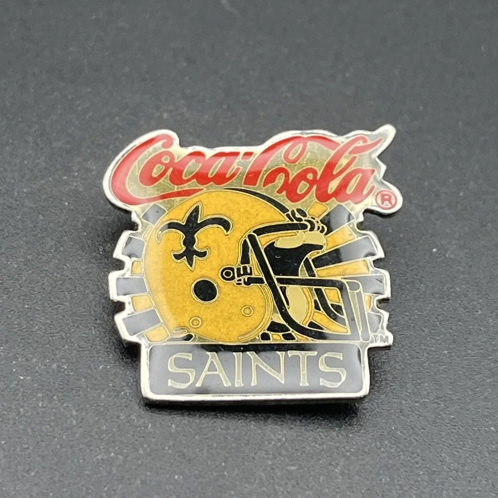 Vintage Coca-Cola Coke New Orleans Saints Helmet NFL Football‎ Lapel Hat Pin
