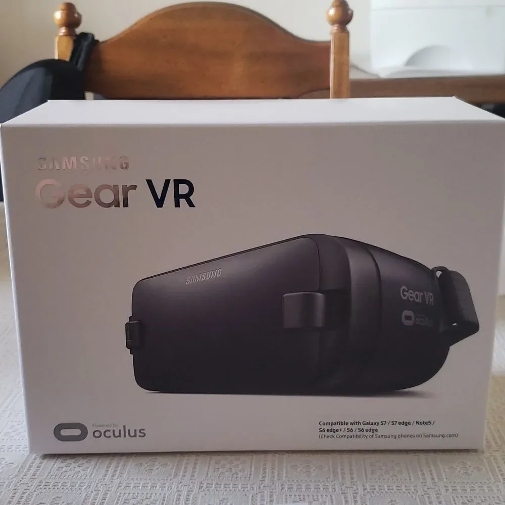 New in Box Samsung Gear VR Powered by Oculus Virtual Reality Headset SM-R323