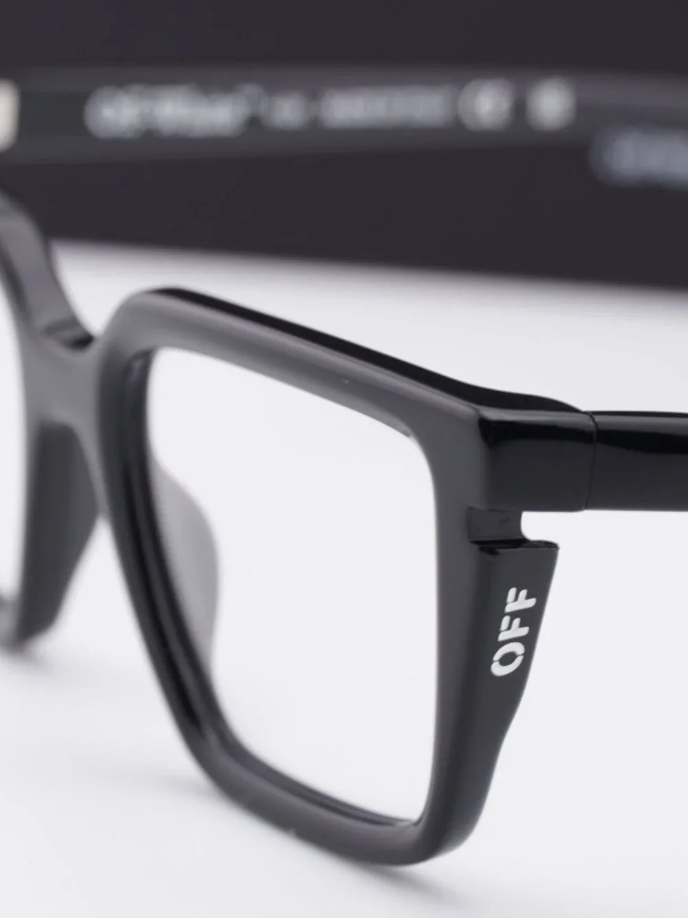 Off-White model oerj052