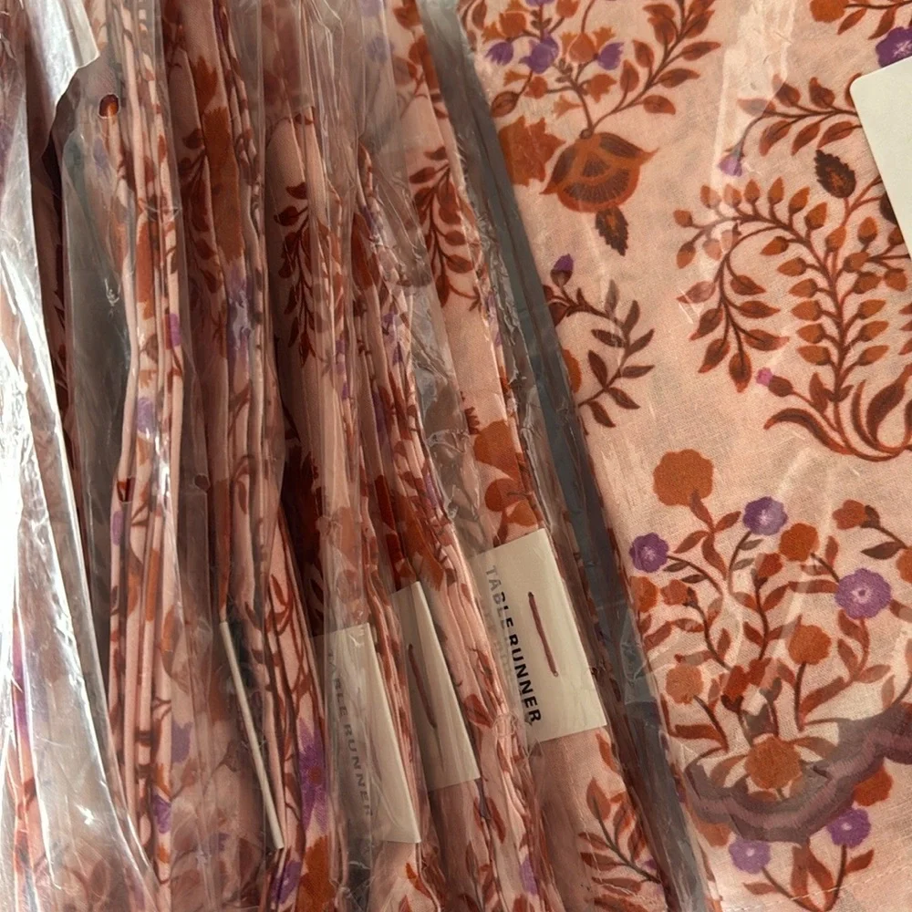 Meera‎ table runner
