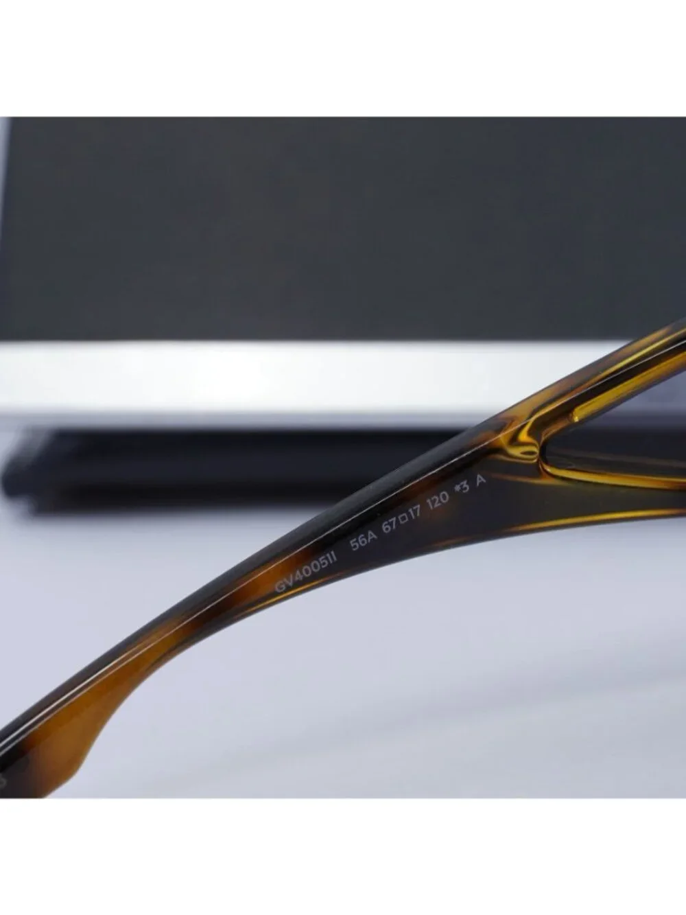 Givenchy model gv40051i