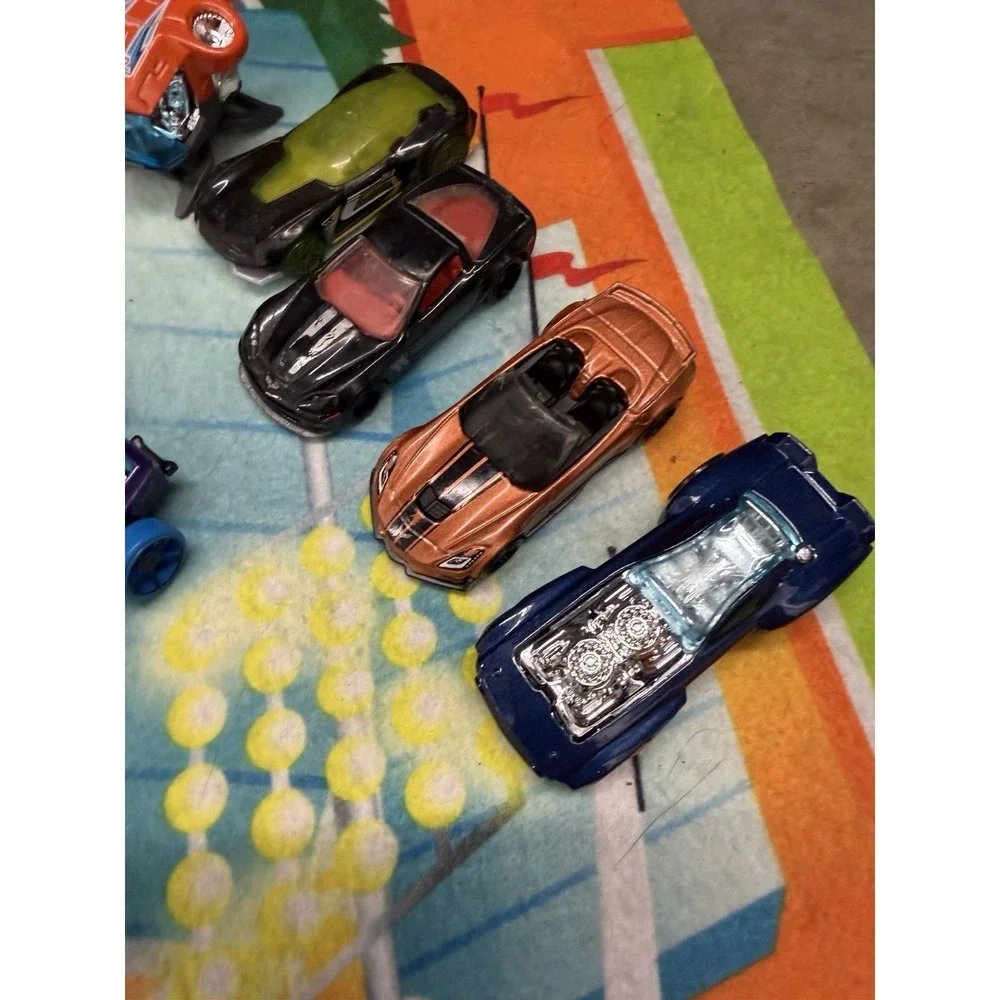 Hot Wheels Car Lot w Play Mat‎ Track Diecast Cars Mixed Lot Kids Toy Bundle