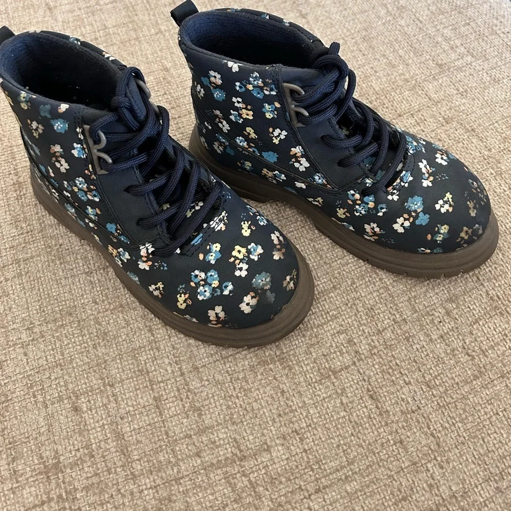 Oshkosh Navy Girls Ankle Boot with a Floral Design Lace Up  Size 10M