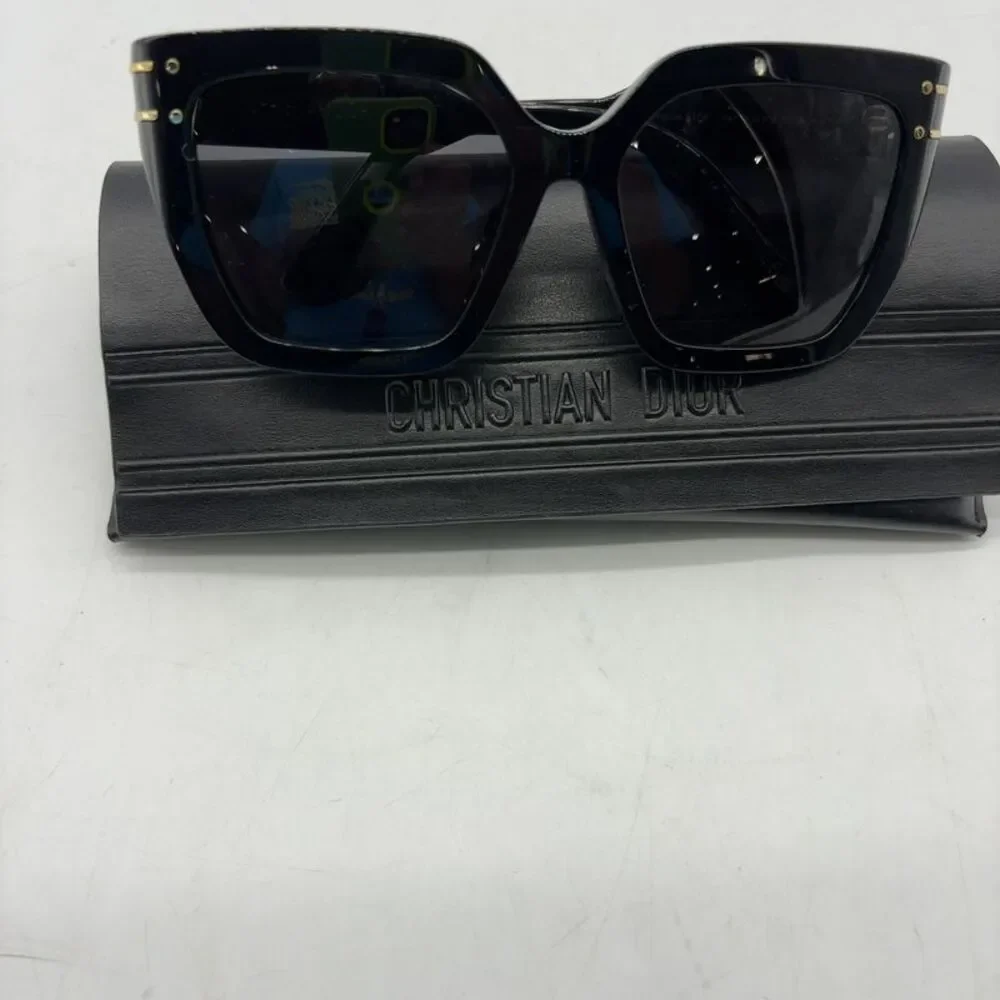 Dior offers black