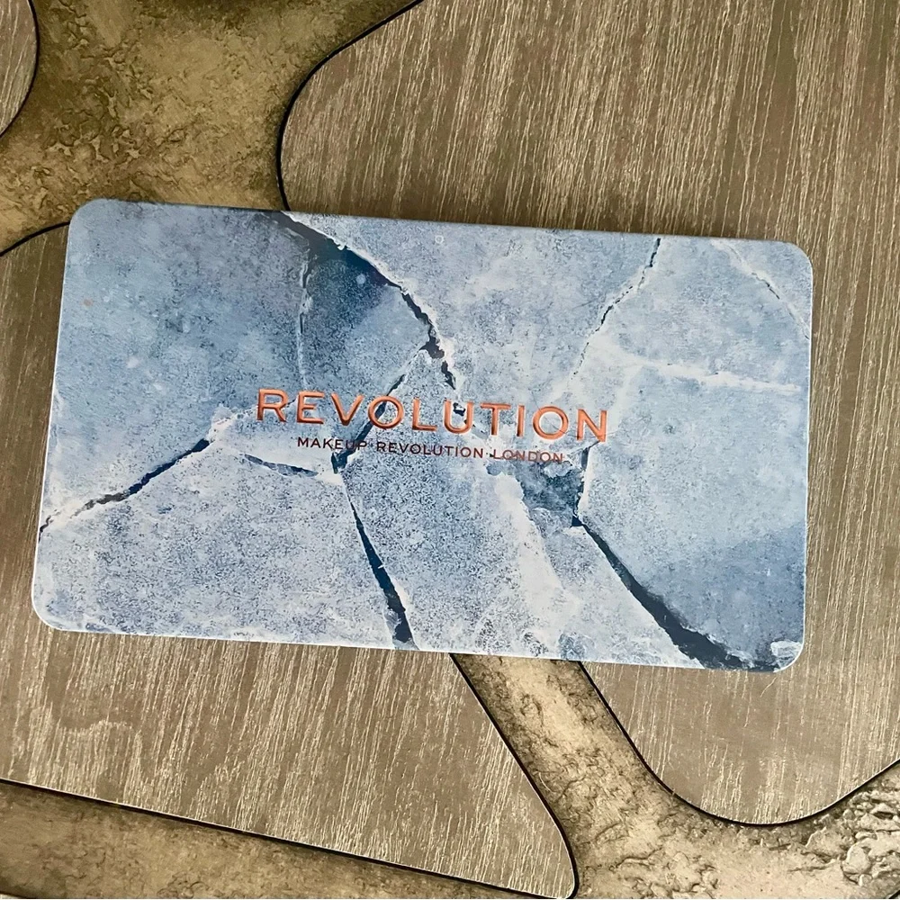 Makeup Revolution new tin