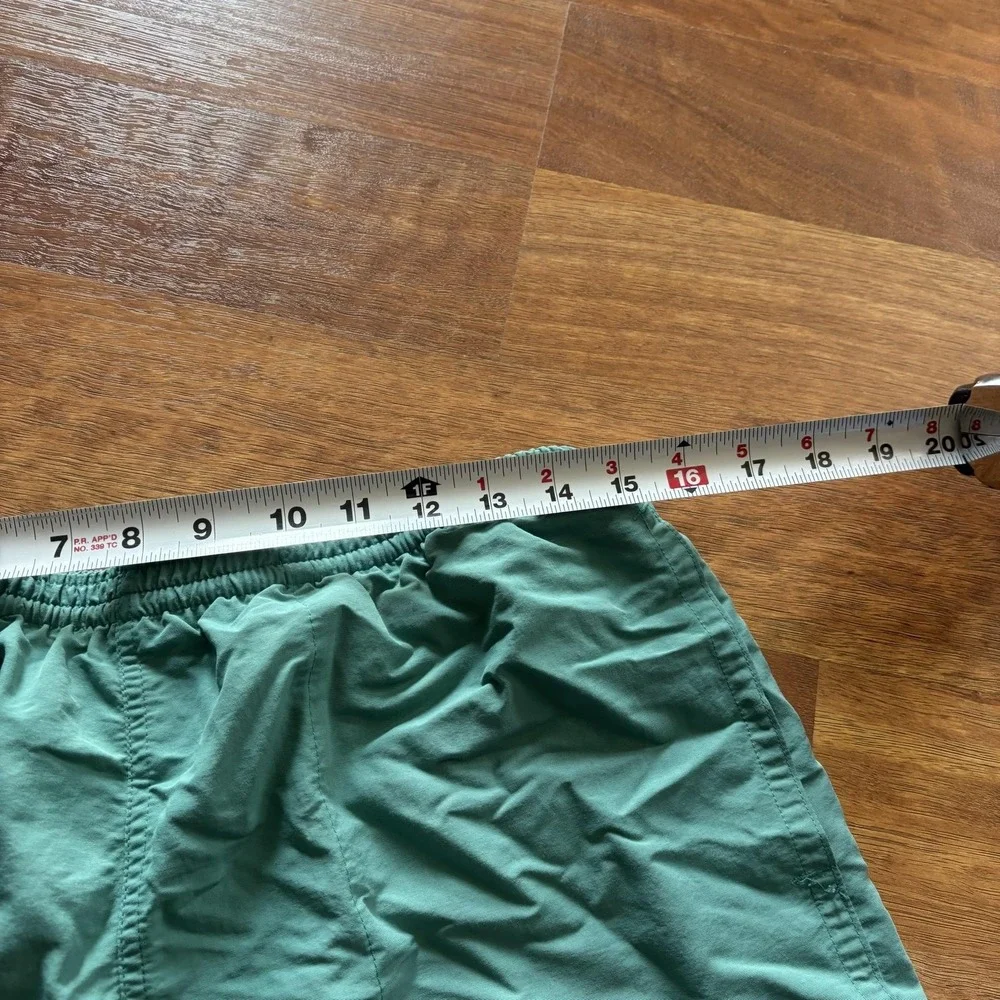 Patagonia Mens Baggies Shorts Green Mesh Lined Swim Trunks Medium 5in Inseam