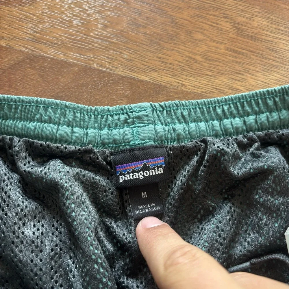 Patagonia Mens Baggies Shorts Green Mesh Lined Swim Trunks Medium 5in Inseam