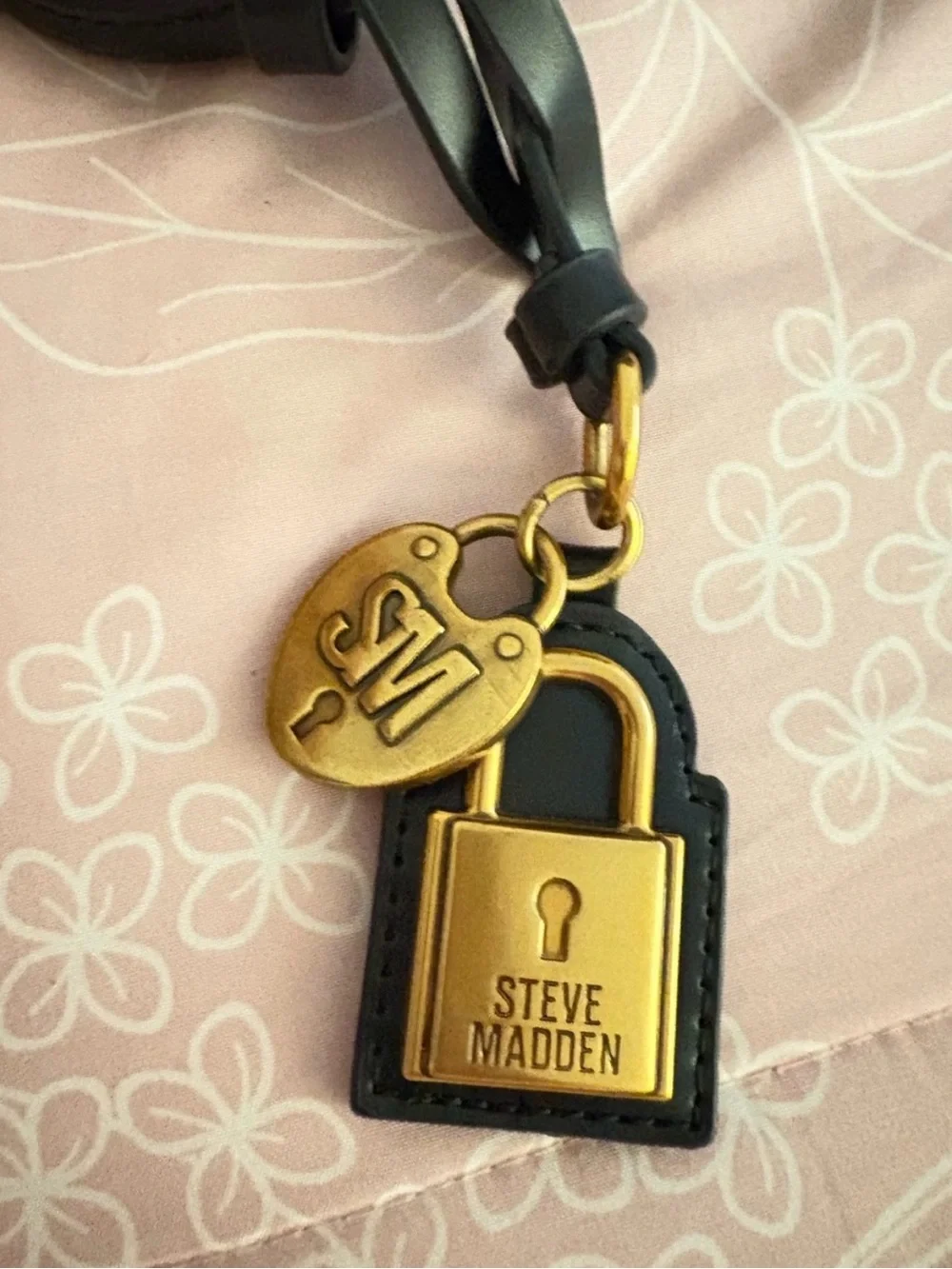 Steve Madden carry handles tone