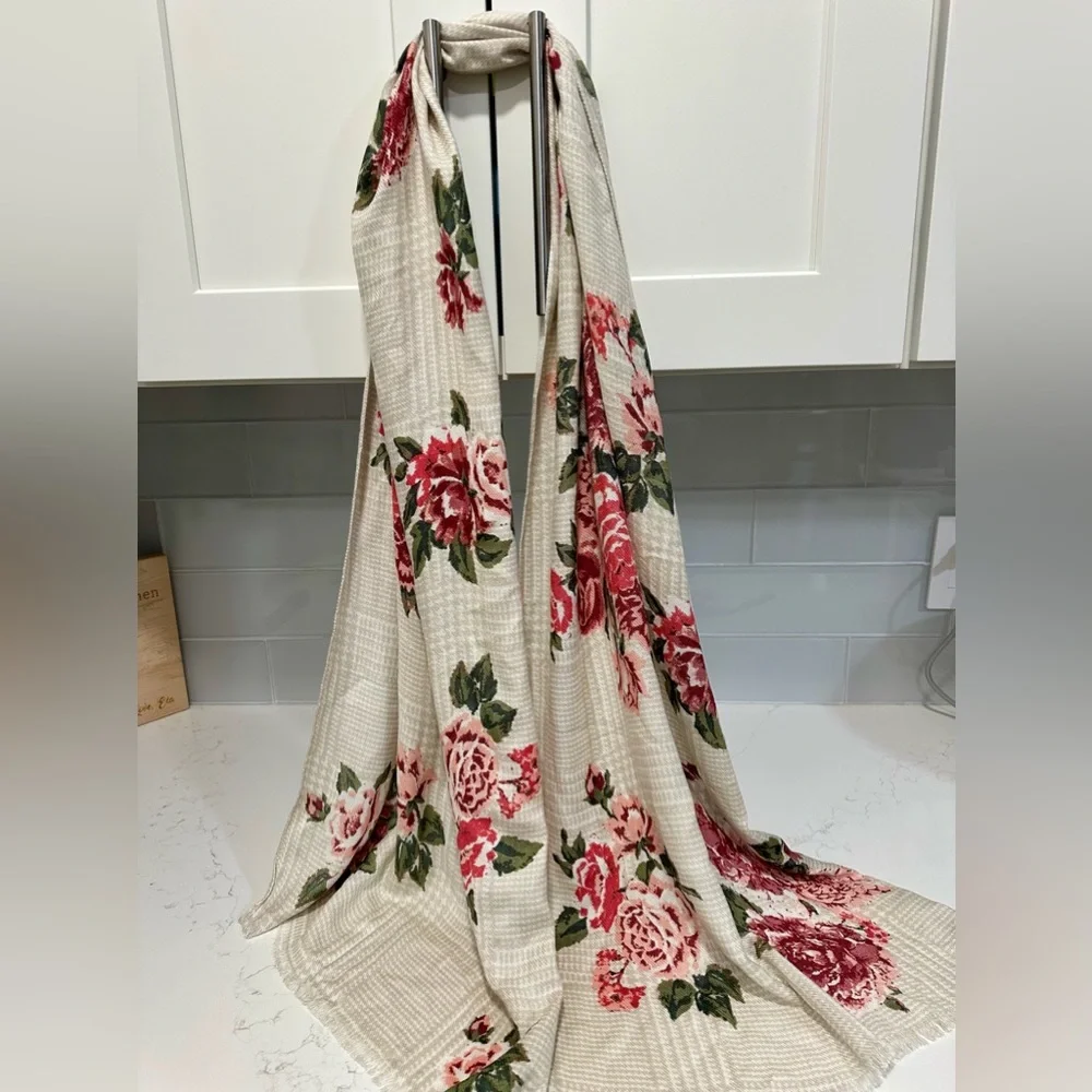 Max Studio gorgeous soft