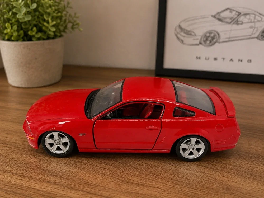 Maisto 2006 Ford Mustang GT Red 1:24 Diecast Model Car Opening Hood Doors