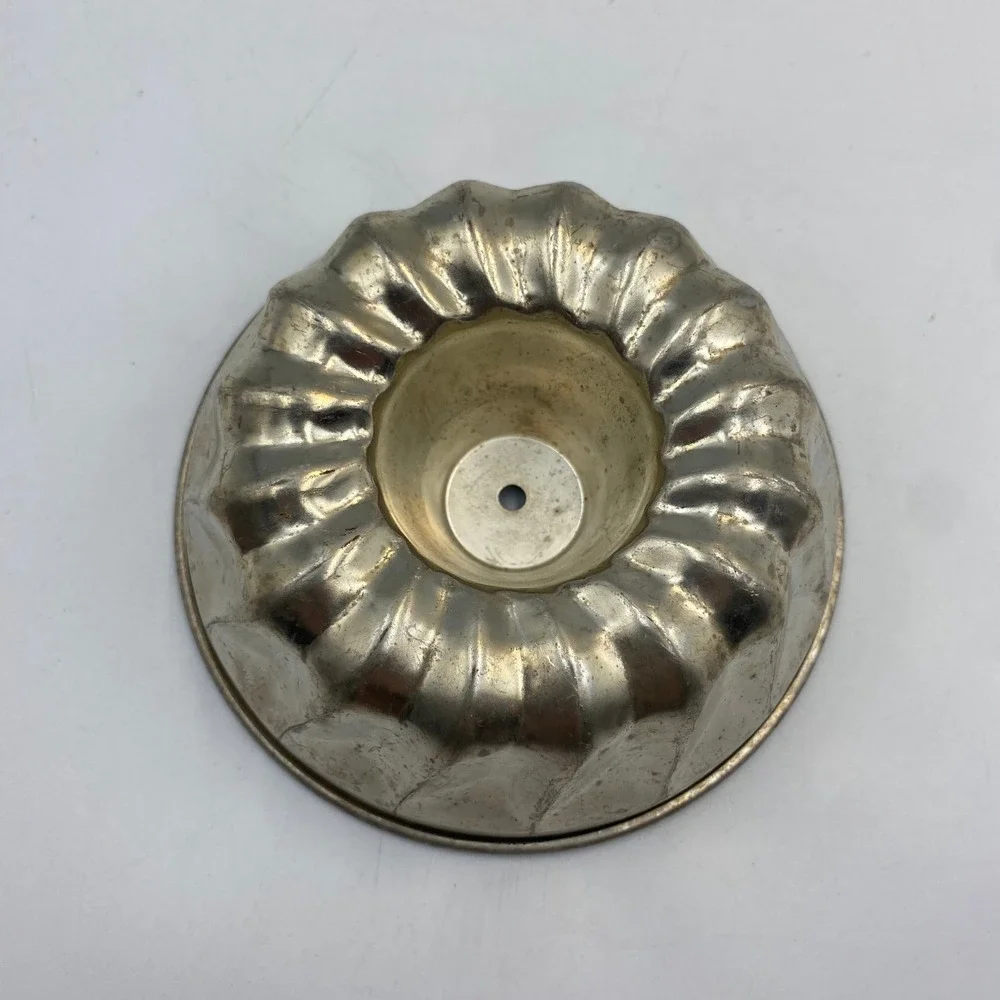 Vintage Mini Fluted Metal Gelatin Mold Bundt Cake Pan 4.5 Inch Silver Tin Swirl‎