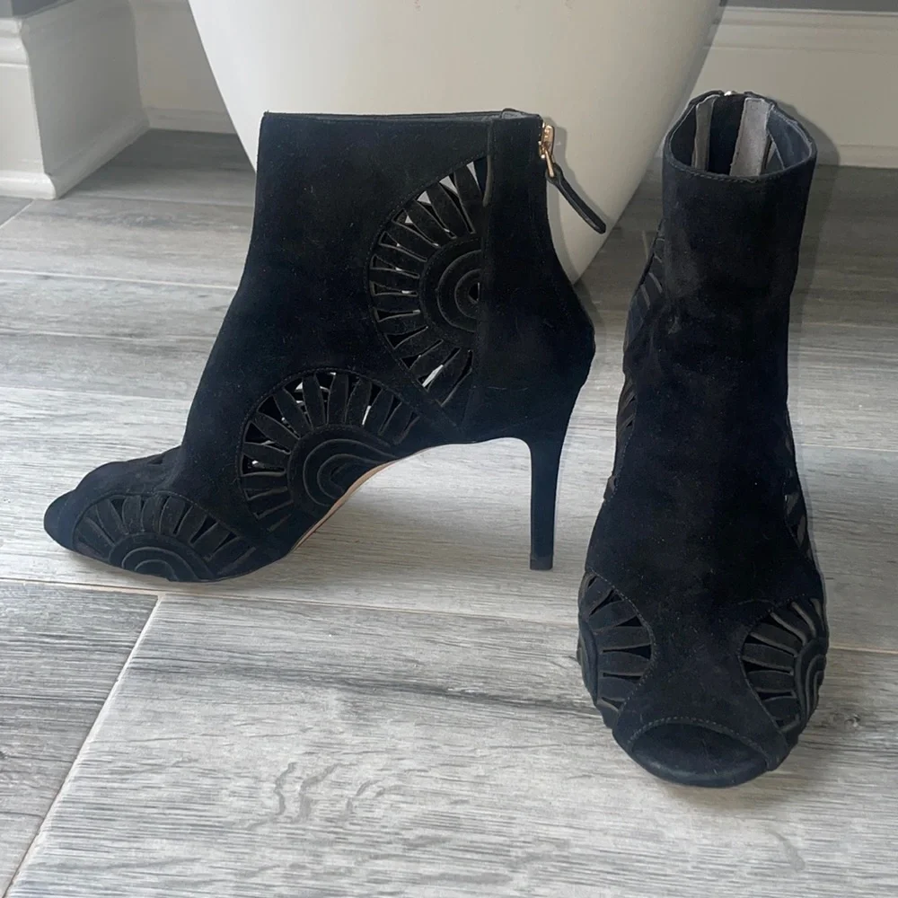 TORY BURCH Leyla Laser-Cut Suede Ankle Boots size 9