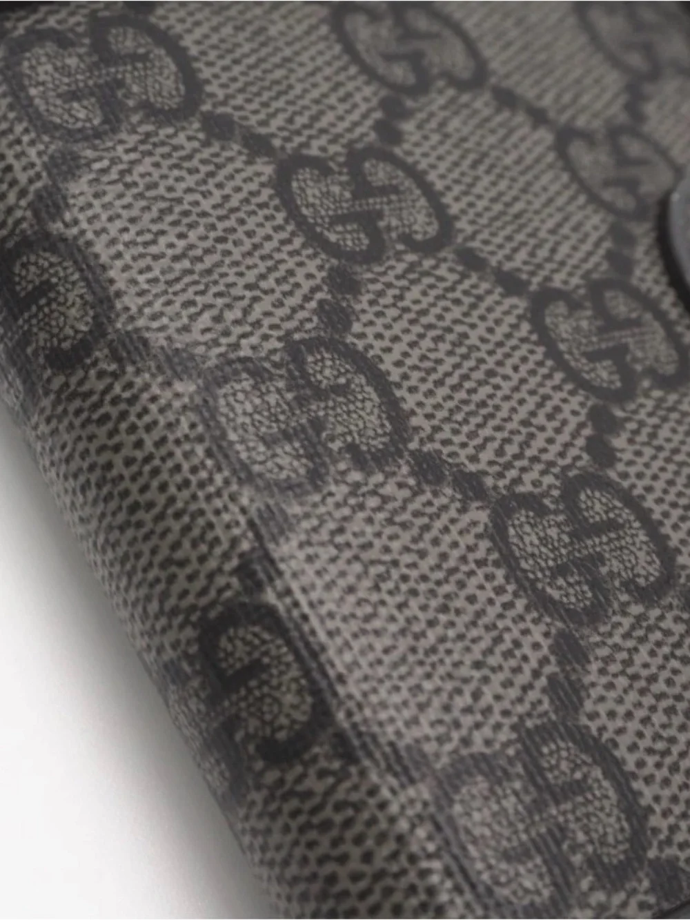 Gucci never leather finish