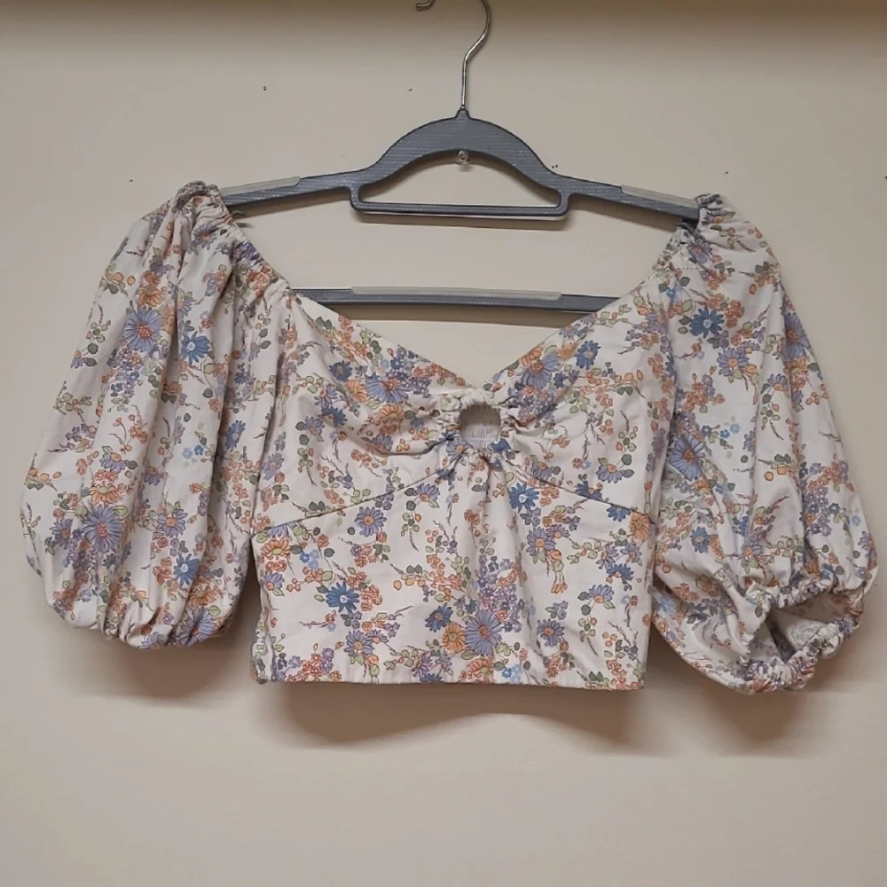 Abercrombie & Fitch Tan Puff Sleeve Crop Blouse used good condition for women‎ .