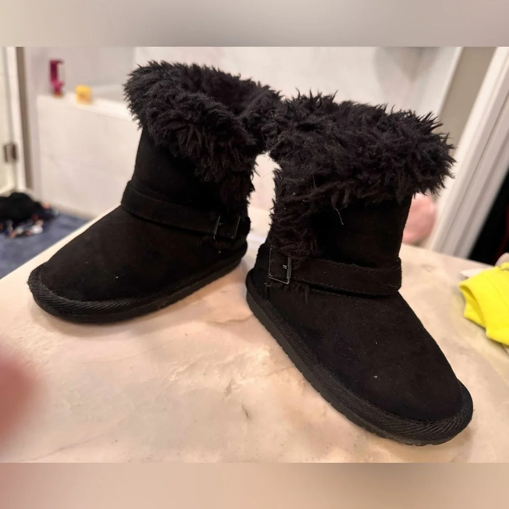 Cozy Black Fur-Lined Boots size 6