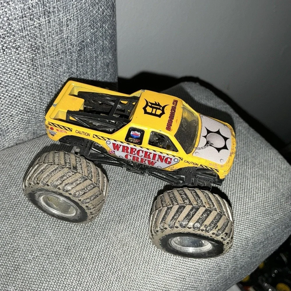 Hot Wheels ground yellow