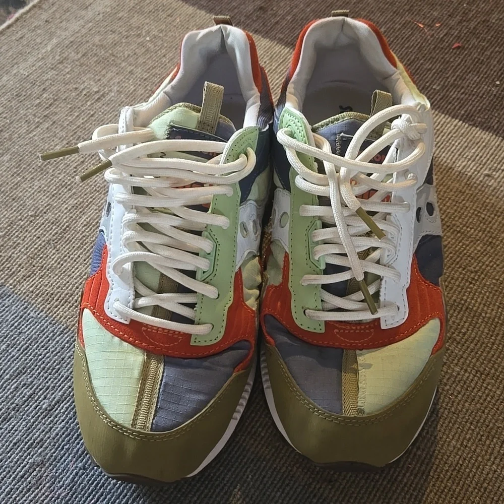 Saucony Shadow 5000 Sneakers in Red, Green, and Blue, Mens 9.5, Unisex, Damaged