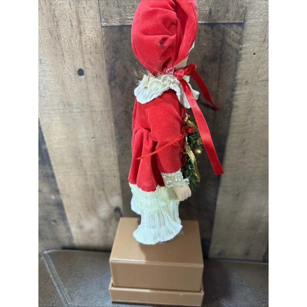 Yuletide Treasures add touch