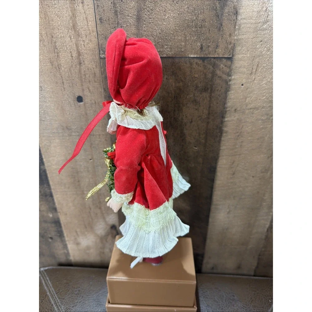 Yuletide Treasures add touch