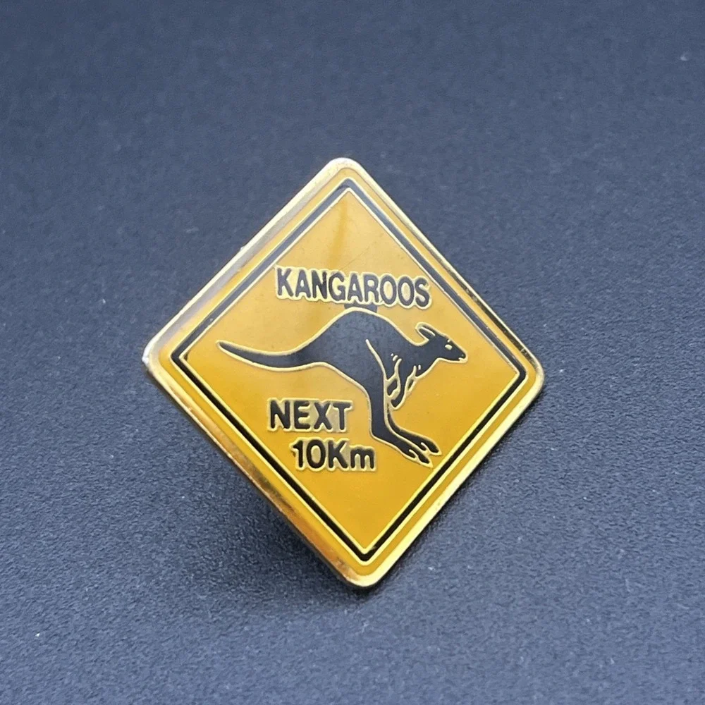 Vintage Australia Country Kangaroos Yield Sign‎ Lapel Hat Pin