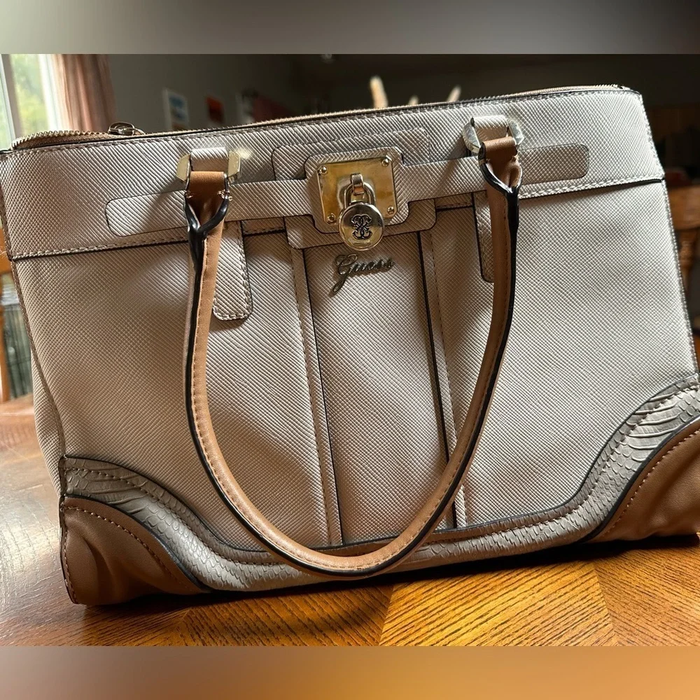 Guess magnetic zipper