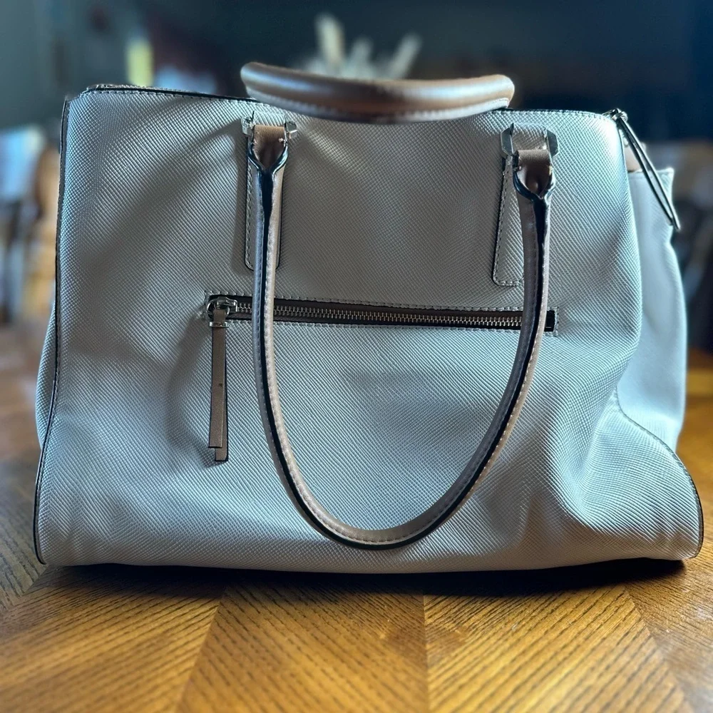 Guess magnetic zipper